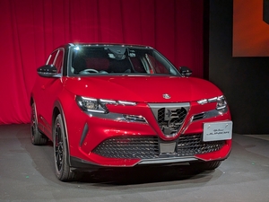 伝説の名車「ジュニア」が復活！アルファロメオの魂を宿した新型コンパクトSUVの走りに痺れる