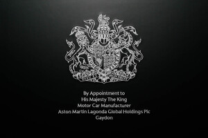 英国御用達となったアストンマーティンが新紋章を導入！ チャールズ3世はアストンマーティンオーナーズクラブのメンバーでした…王室との80年の歴史とは？