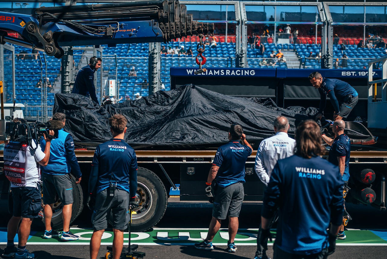 時間との戦いの中でシャシーを修理するウイリアムズF1。日本GPでもスペアはなし