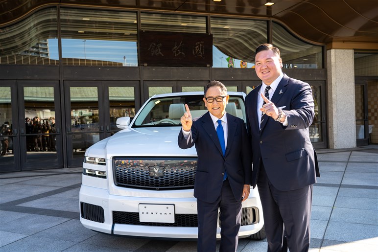 白鵬が豊田会長におねだり!? 大相撲100周年を記念しセンチュリーのオープンカーが誕生