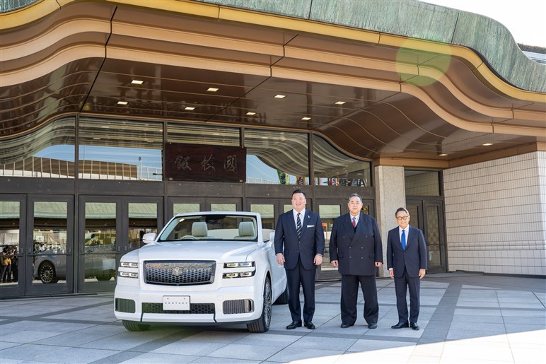 白鵬が豊田会長におねだり!? 大相撲100周年を記念しセンチュリーのオープンカーが誕生