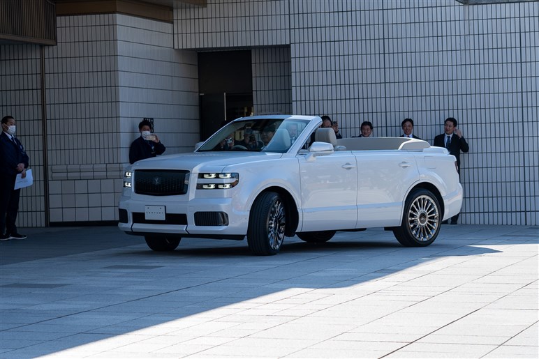 白鵬が豊田会長におねだり!? 大相撲100周年を記念しセンチュリーのオープンカーが誕生