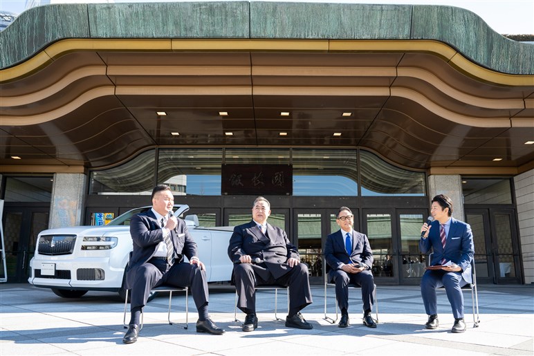 白鵬が豊田会長におねだり!? 大相撲100周年を記念しセンチュリーのオープンカーが誕生