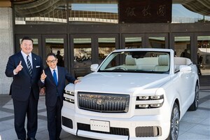 白鵬が豊田会長におねだり!? 大相撲100周年を記念しセンチュリーのオープンカーが誕生