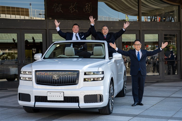 白鵬が豊田会長におねだり!? 大相撲100周年を記念しセンチュリーのオープンカーが誕生