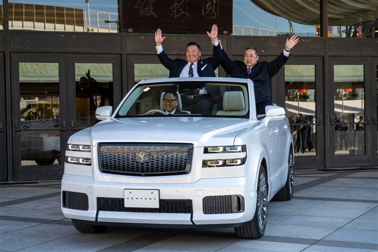 白鵬が豊田会長におねだり!? 大相撲100周年を記念しセンチュリーのオープンカーが誕生