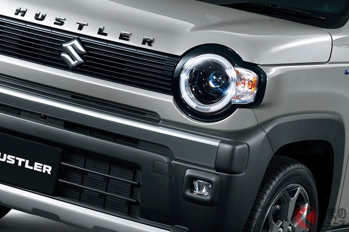 なぜスライドドアを装着しないスズキ「ハスラー」の販売が絶好調なのか？ イケてる内外装デザイン×“平らな荷室”で車中泊が可能！ コスパ最高の「軽SUV」何がスゴい？