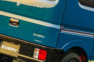 スズキ新「エブリイ」発表！ 黒バンパー×黒ミラーの「ブラック仕様」！ 4WD仕様もイイ“パワフルな”ターボモデル「Jリミテッド」が販売店でも話題に