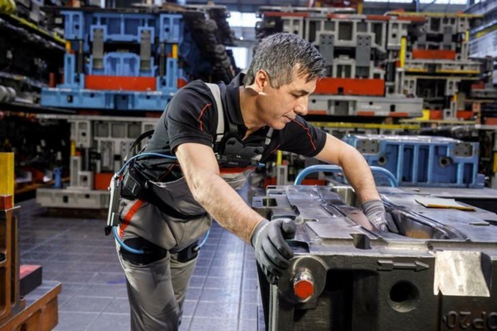 腰痛知らず！　アウディの生産技術：ロボットスーツ着用で腰痛知らずの従業員たち