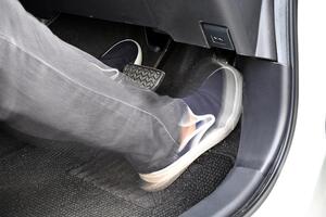 ペダルの踏み間違いによる事故を未然に防ぐアイテム「アクセル見守り隊」って何？