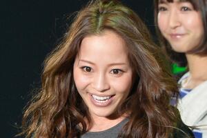 「小森純」激怒!? 夫が“無断購入した”「外車」に反響多数！ ド迫力すぎ「“元祖”ミニバン」に「めちゃ懐かしい」「確かに“無理”だわ」の声も？ 驚きの「自称ファミリーカー」に寄せられた“熱視線”とは