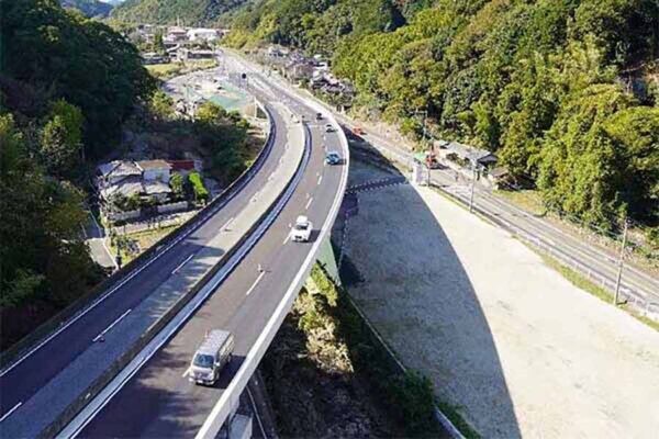 もう「渋滞ガチャ」じゃない？ 全国初「再有料化」と引き換えの「4車線化」で劇的効果!? 「八木山バイパス」交通量は“減った”