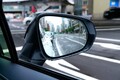 ドアミラー「駐車時はきちんと畳む」本当に義務なの？ 畳んでないクルマは「ルール違反」なのか 実は意外な「折り畳み式の理由」があった