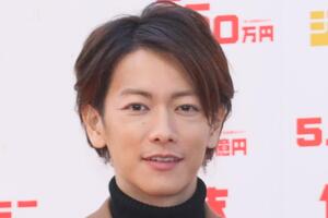 俳優「佐藤 健」が“愛車”の「高級SUV」公開！ 「運転中の健くんカッコいい」「隣でずっと顔を眺めてたい」声も！ イケメン俳優の「本格モデル」どんなクルマ？