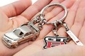 これはリアルだ！「R34 スカイラインGT-R」のメタリックな3Dキーリングが登場。裏面まで再現した「ミニカーみたい」な造形。