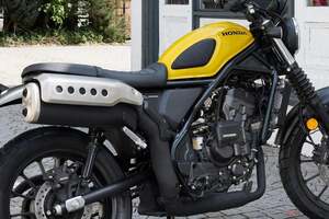 大ヒットモデル「レブル250」の兄弟車 ホンダ「CL250」が進化!! 足つき性やメーターの視認性向上と共にクラッチ操作不要の「E-Clutch」搭載車も登場