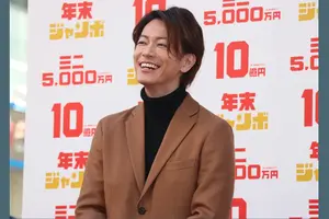 俳優「佐藤 健」の「愛車」どんなクルマ？ 「隣で景色を眺めたい」声もあるイケメン俳優の「高級SUV」とは