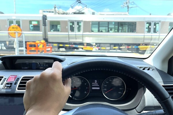 踏切開いた→まさか電車来るとは！ 教習所で習う「窓開け」は本当に“カビの生えた”教習なのか