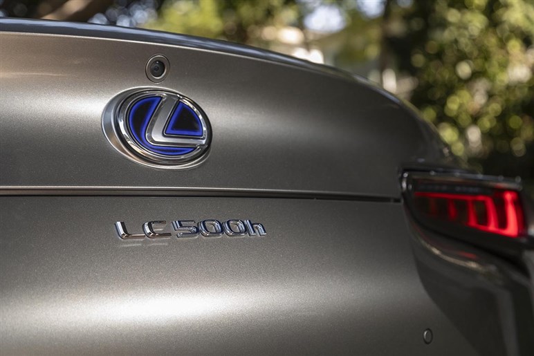 レクサスの誇る“美形”V8クーペ「LC500」が主戦場の米でハイブリッド終了、V8一本になる本当の理由とは？
