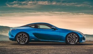 レクサスの誇る“美形”V8クーペ「LC500」が主戦場の米でハイブリッド終了、V8一本になる本当の理由とは？