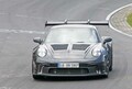 【スクープ】ポルシェ911GT3 RS新型、ニュルで巨大ウィング最終テストを敢行！ 最高出力は60ps以上アップ