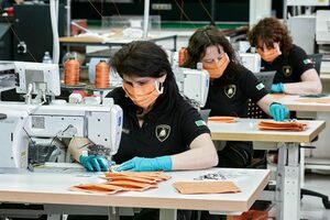 ランボルギーニ、新型コロナ対策で生産工場の一部を医療用マスクと保護シールドの生産に転換
