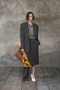 花であって、花ではない。ボッテガ・ヴェネタによる手編みのレザーブーケとは？