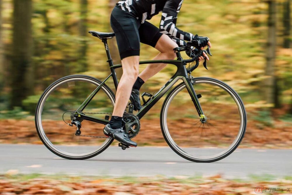 原付をつかんで自転車にのる