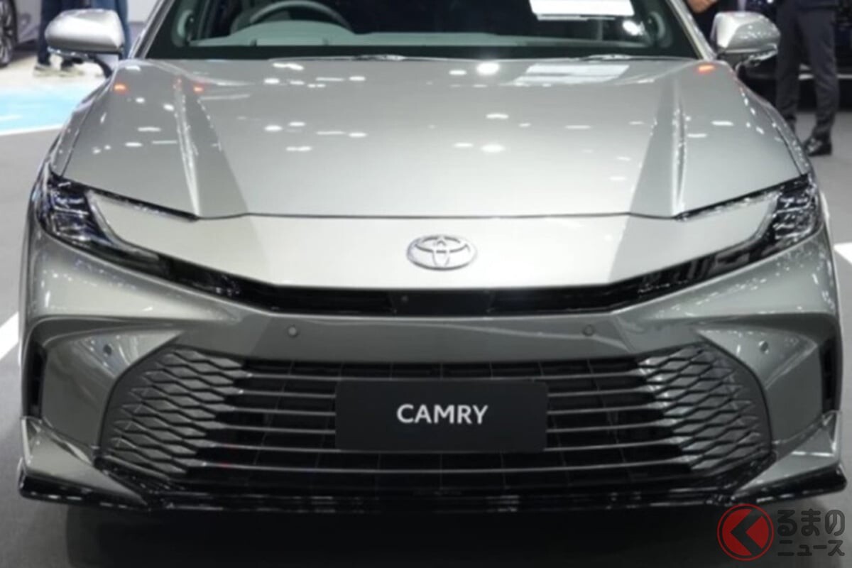トヨタ「FF“最上級”セダン」実車展示！ 「サメ顔」×流麗ボディがイイ！ リッター25kmも走るラグジュアリーなカムリをタイで展示