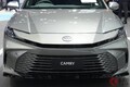 トヨタ「FF“最上級”セダン」実車展示！ 「サメ顔」×流麗ボディがイイ！ リッター25kmも走るラグジュアリーなカムリをタイで展示