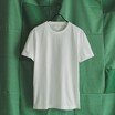 シンプルで普遍的なデザインにプラダならではの美学が宿る──2025年夏のTシャツ&カットソーコレクション