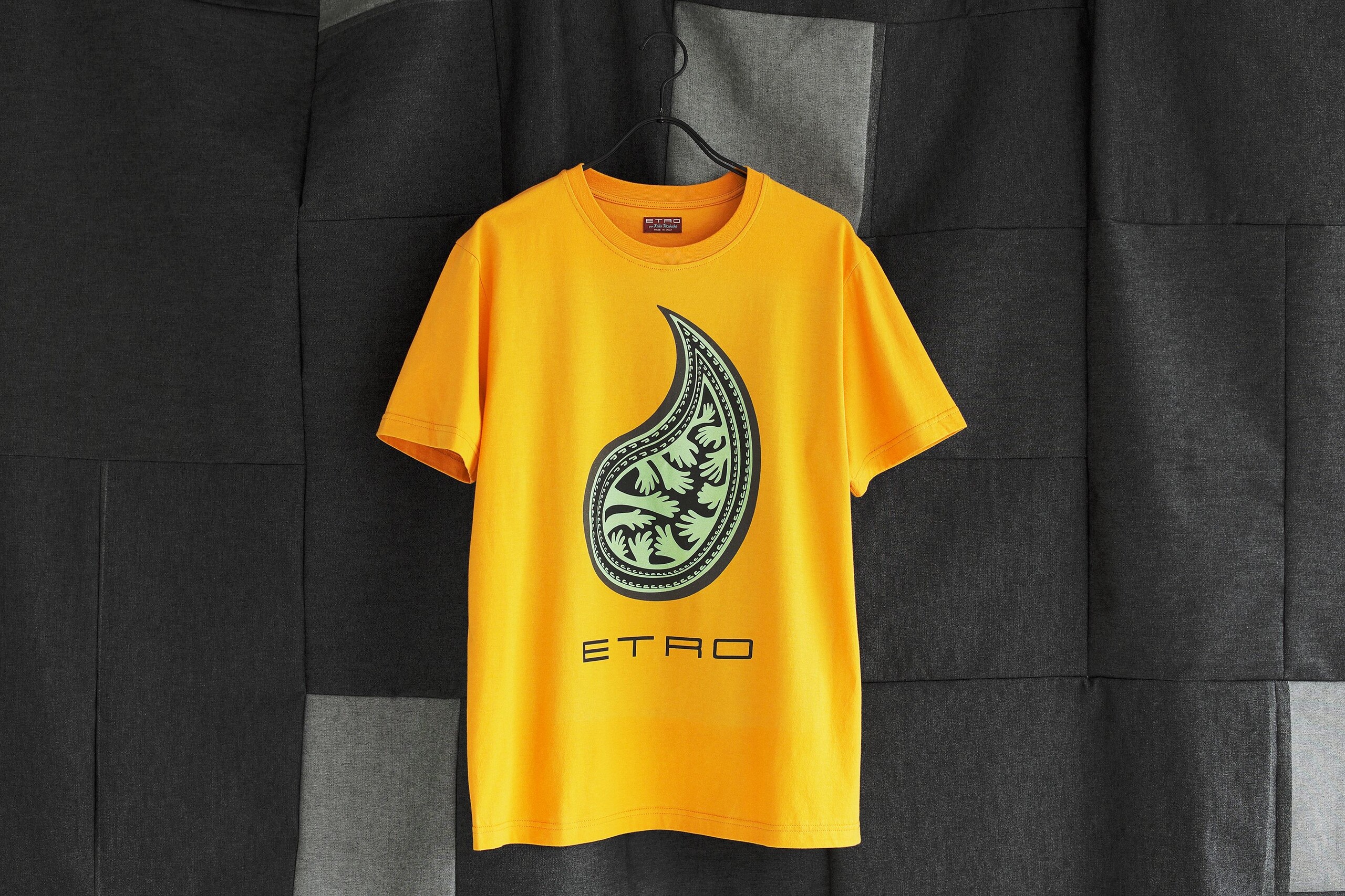 伝統のペイズリーをモダンに昇華させたエトロ──2025年夏のTシャツ&カットソーコレクション