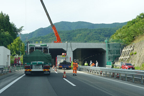 開通29年の高速道路に「わざわざ作った新トンネル」完成!? 約300m、一体なぜ？ 「これからもっとトンネルっぽくなります」