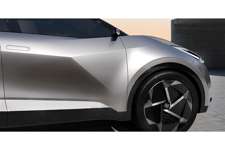 プリウスよりこっちでは!? 登場間近の新型「C-HR」は300万円前半～が有力