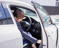 「ドンッ！バタンッ！」とクルマのドアを閉める人／注意深く「スッ」と閉める人 なぜこうも違うのでしょうか？