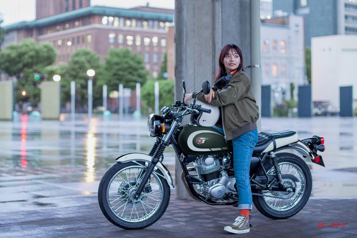 「カワサキW230」2026年モデル登場！　ニューカラーはグリーンとレッド！　同系の高級仕様「メグロS1」は継続色で価格改定