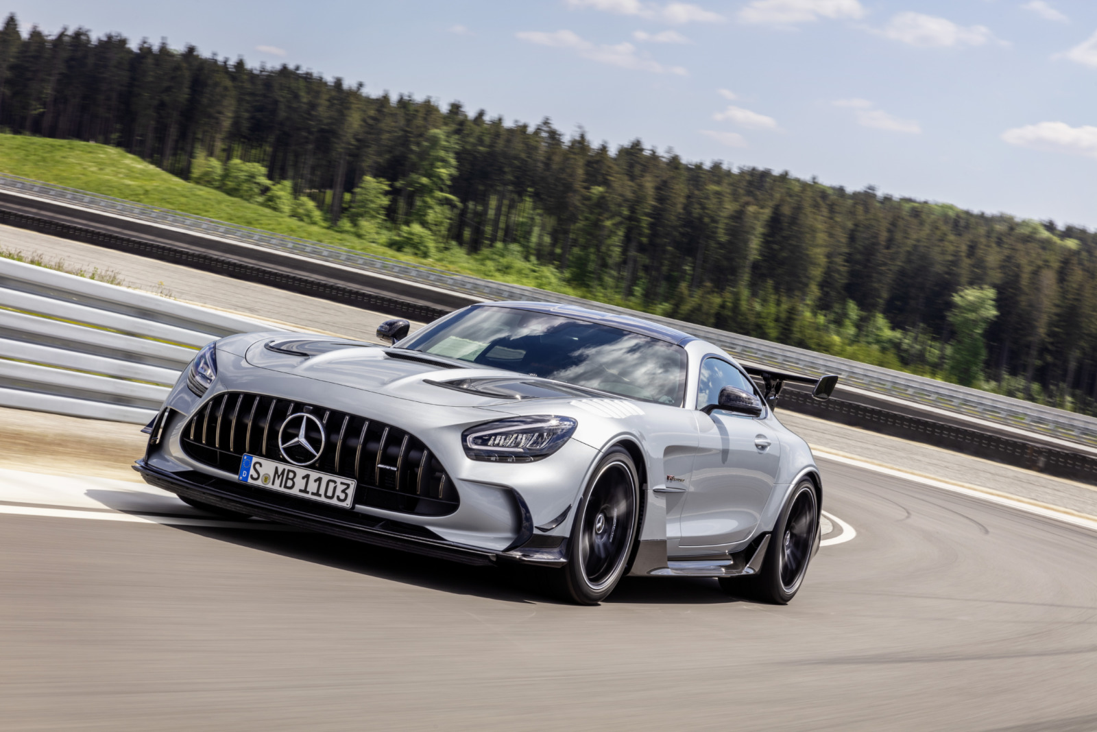 最高出力730ps 史上最強のv8エンジンを搭載する メルセデスamg Gt ブラックシリーズ デビュー 動画 Genroq Web 自動車 情報サイト 新車 中古車 Carview
