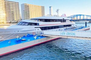「横浜港のヌシ」3世代集結を海から拝む！ 「飛鳥III」停泊中ならではの東京発・激レアクルーズ開催