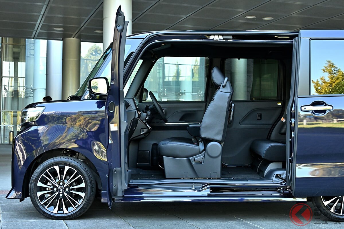 新車148万円！ ダイハツ「4人乗り軽ワゴン」がスゴい！ ガバっと開く「画期的スライドドア」×使い勝手サイコーの荷室を搭載！ めちゃ広い「タント」の“車内”ってどんなもの？