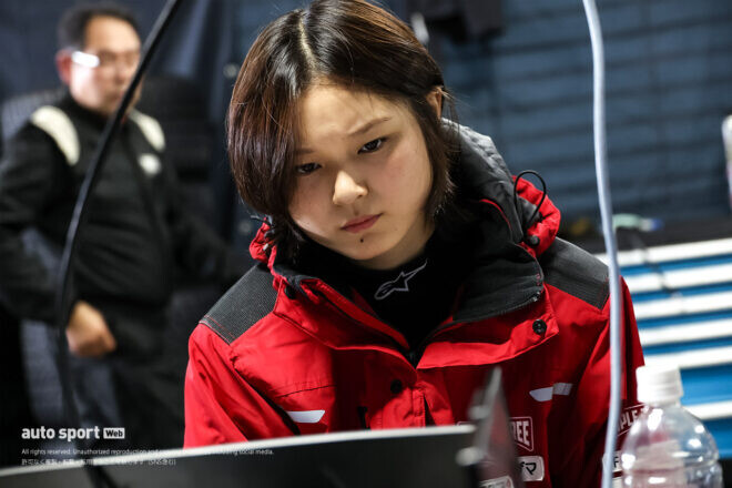 「ちょうどウエットパッチのうえで」Jujuの予選スピンの状況。コース横で見守った父・野田監督からの無線内容