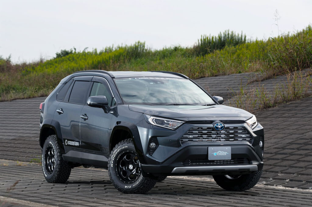 チョイ上げでも効果抜群！トヨタRAV4カスタム最前線｜ROADHAUSE｜