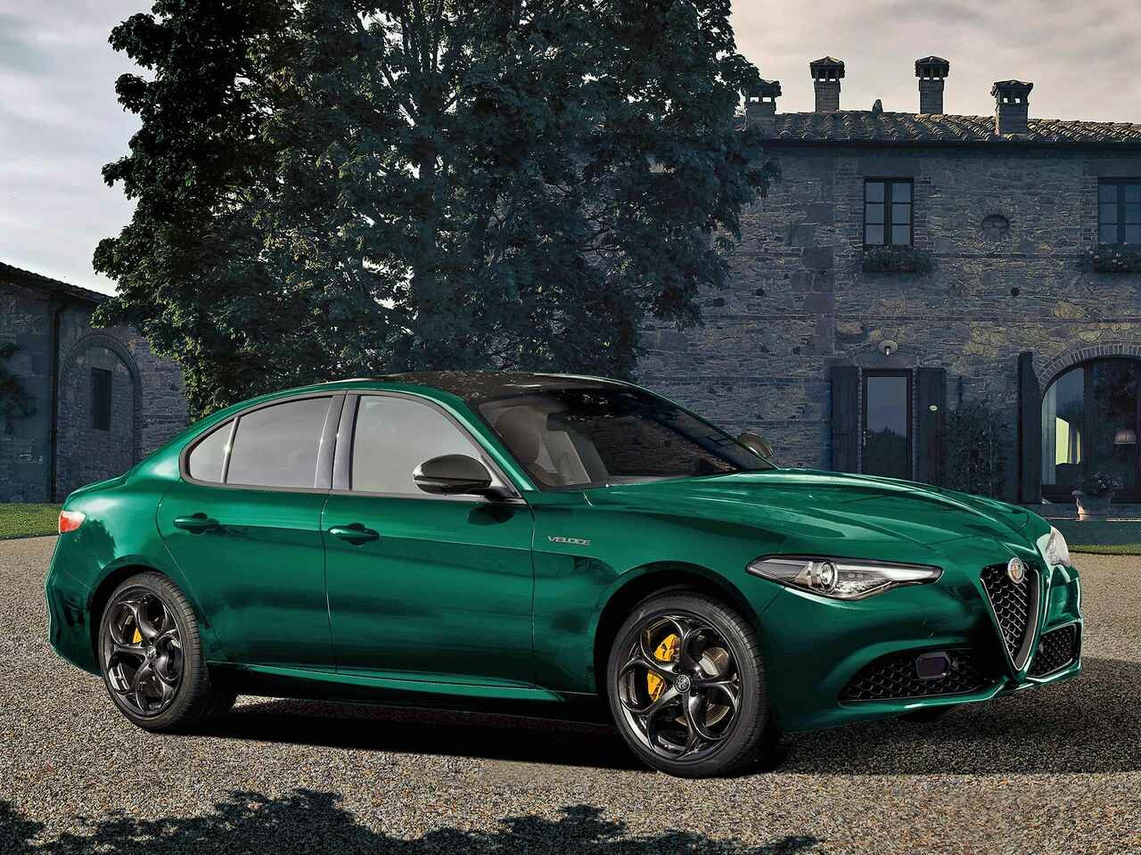 アルファロメオ ジュリアに特別なグリーンのボディカラーが映える限定車「ヴェローチェ ヴィスコンティ エディション」を発売
