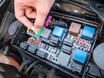 車のヘッドライトでロービームが点かないときは故障？原因や修理費用を解説
