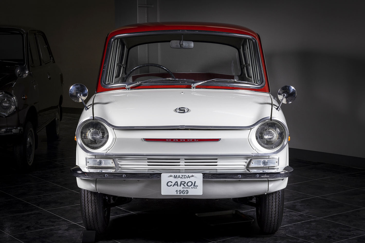 マツダ「キャロル」は小さな高級車だった！ 軽自動車の常識を超えた新技術と装備を解説します【国産名車グラフィティ】