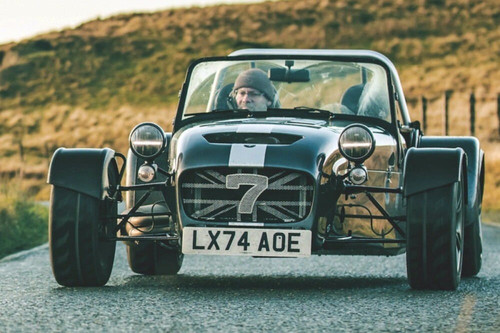 パイロットが選ぶ率は高い？　ケータハム・セブン CSR20でマッハループへ（1）　ワイドボディに213ps