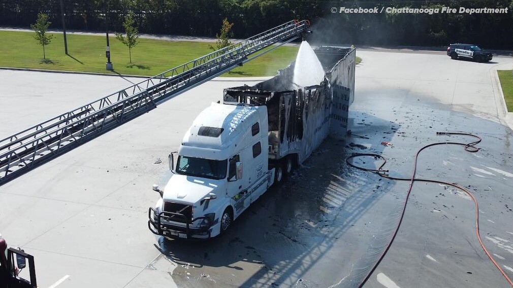 【オーマイガー！】5台のスーパーカーが炎上＆全損！アメリカでR8や720S、スティングレー等を積んだトラックが炎上！その損害総額2億円以上！