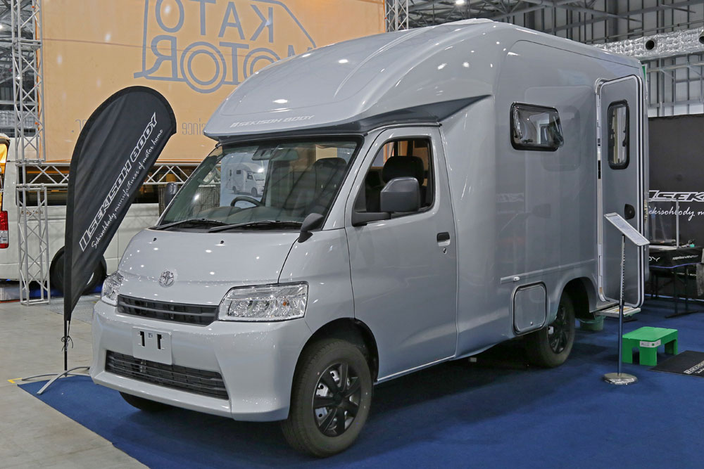 キャンパーのロングセラー 完成度で選ばれるキャブコン セキソーボディ トム23とは Autocar Japan 自動車情報サイト 新車 中古車 Carview