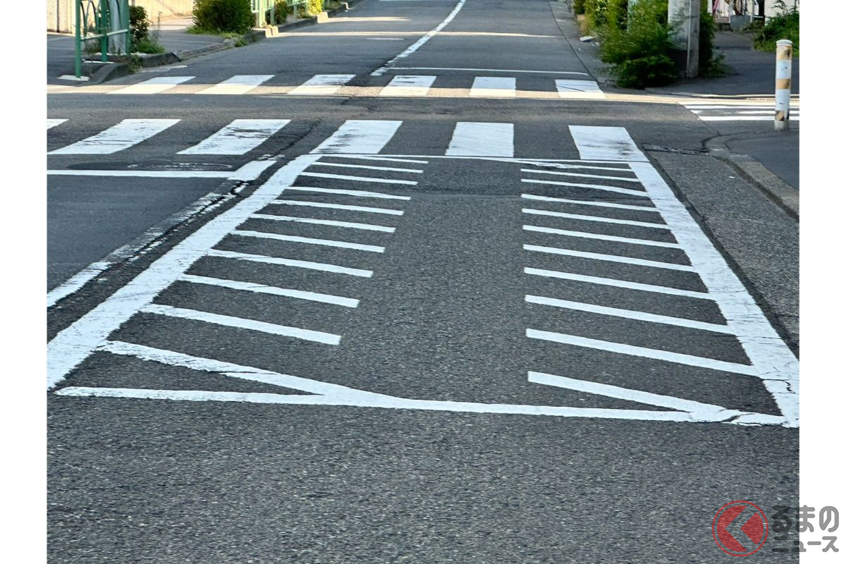 道路にある「謎の白い斜線」のルール“意外に知らない人”多い？ クラクション鳴らされる事例多発？ 「停止禁止部分」とは