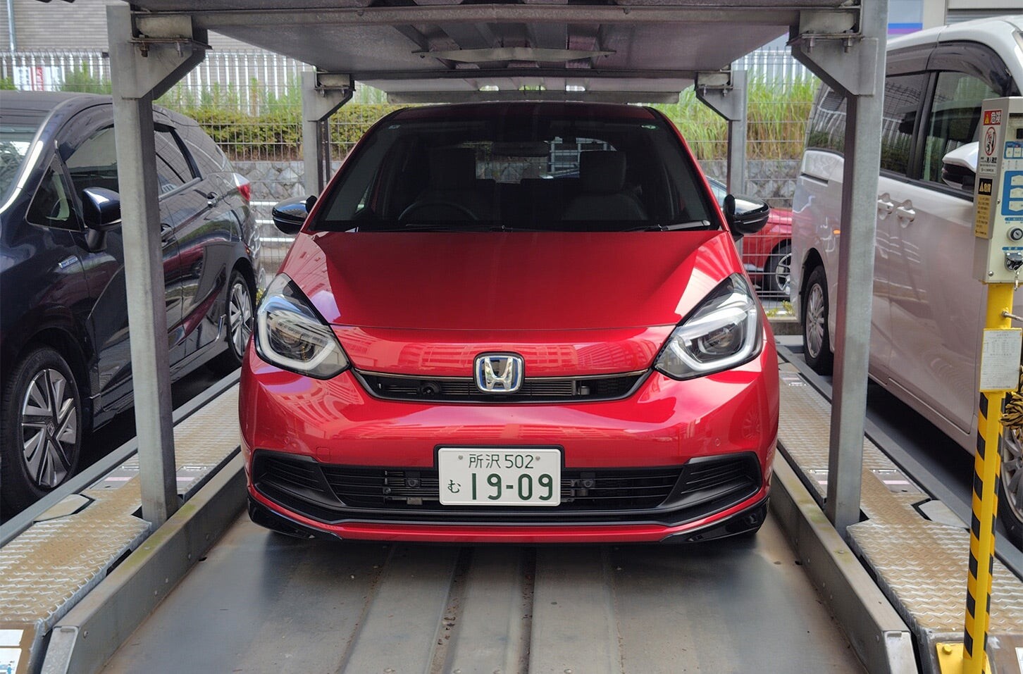 日本の狭すぎる「機械式駐車場」でも停めやすいクルマ探し！ BMW 1シリーズからどのモデルに買い替える？