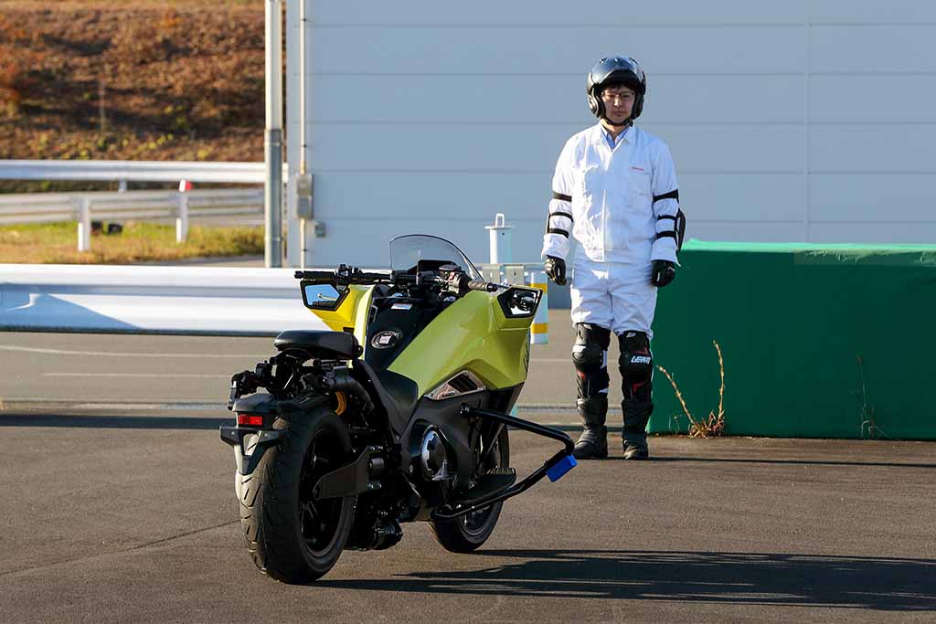 停止中や低速走行時でも倒れないバイクの秘密とは ホンダ安全ビジョン テクノロジー取材会 Part 3 Le Volant Carsmeet Web 自動車情報サイト 新車 中古車 Carview